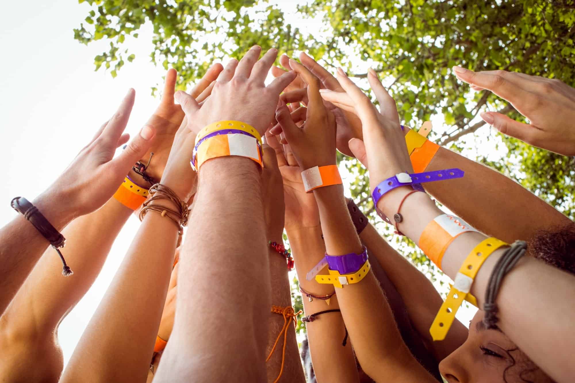 Tyvek polsbandjes en festivalbandjes van de polsbandjesfabriek dat onderdeel is van VanDerEng